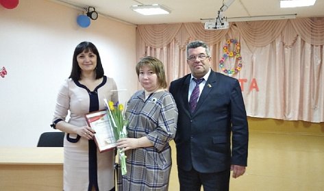 Оксана Набатчикова поздравила педагогов